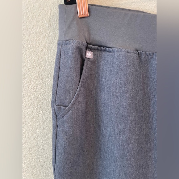 FIGS High Waisted Zamora
Tech Jogger Scrub
Pants Graphite Size XXL/P or 2XL P - Picture 10 of 16